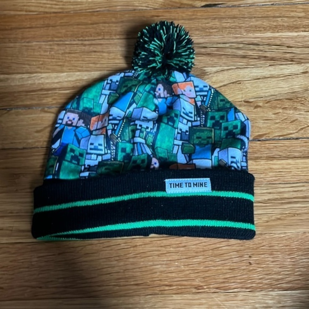 Kids Minecraft Pom Pom beanie EUC size I think is M.